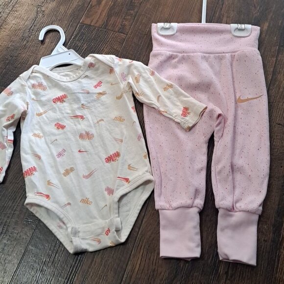 Nike baby girls outfit - Picture 1 of 1